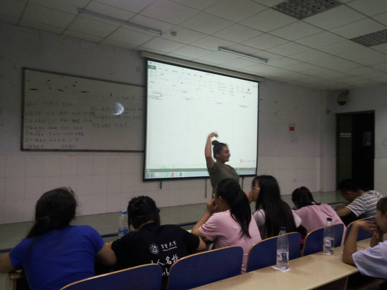 投票期间来自新疆的同学西任阿依为我们带来的舞蹈表演