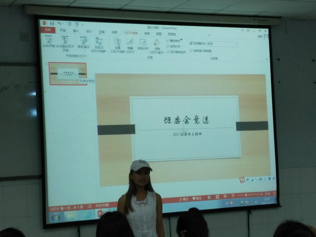 同学们在台上热情演讲的风采