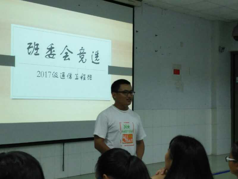 同学们在台上热情演讲的风采