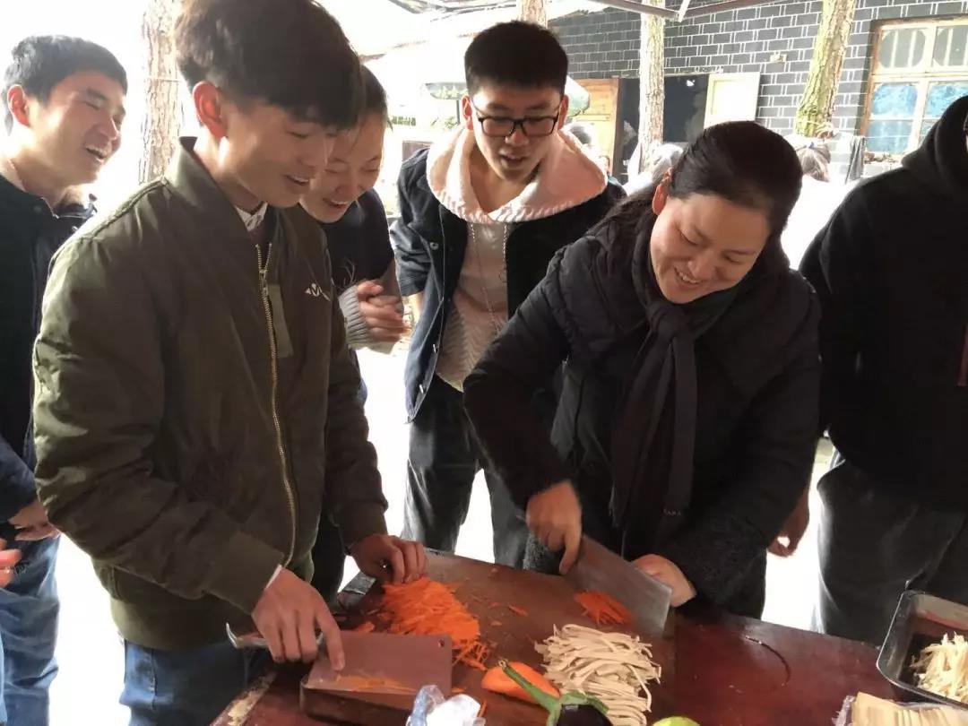 高老师与员工一起下厨