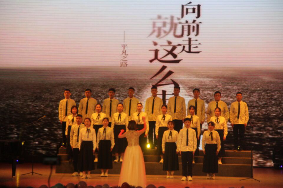 元旦晚会的合唱团