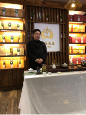 公司党委书记黄生祥代表学院祝女教职工们节日快乐