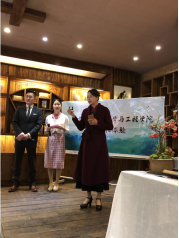 分工会主席刘守珍为大家介绍活动内容