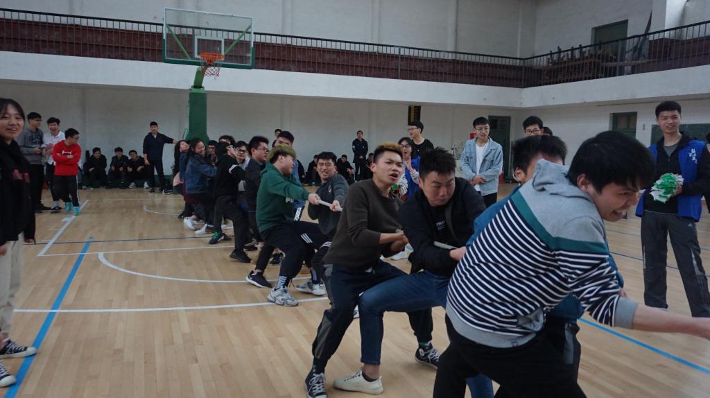 信息科学与工程学院第四届趣味运动会拔河现场